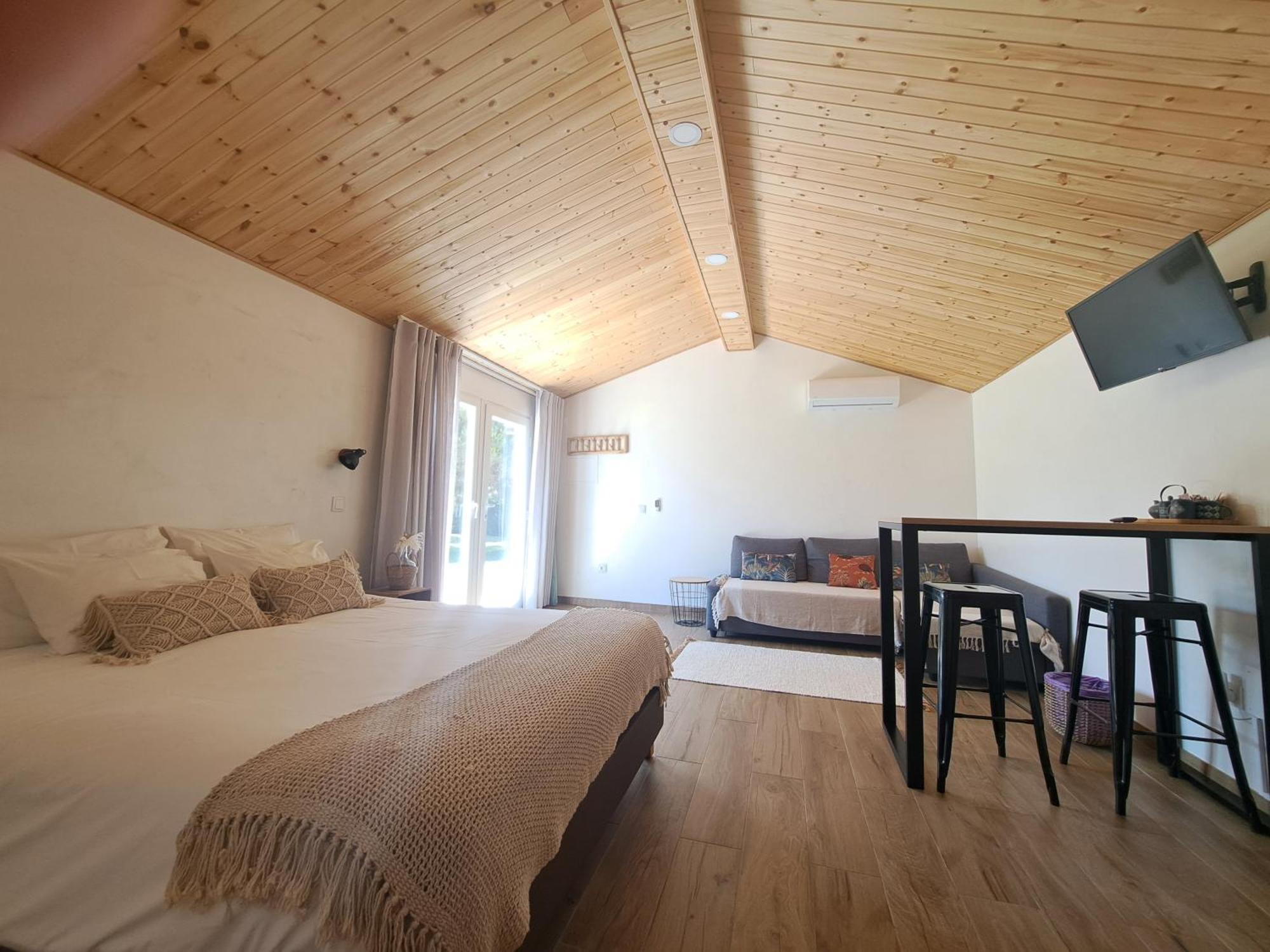 Family Room,1550282386:JPEG